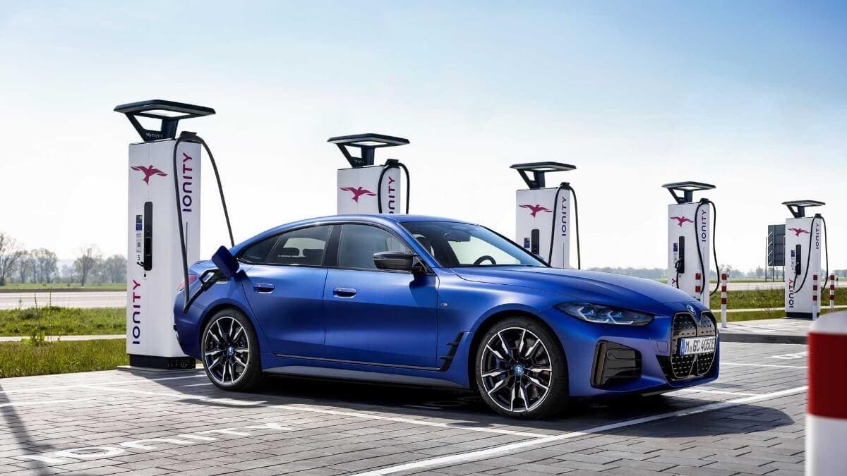 BMW i4 cargando en estación de Ionity