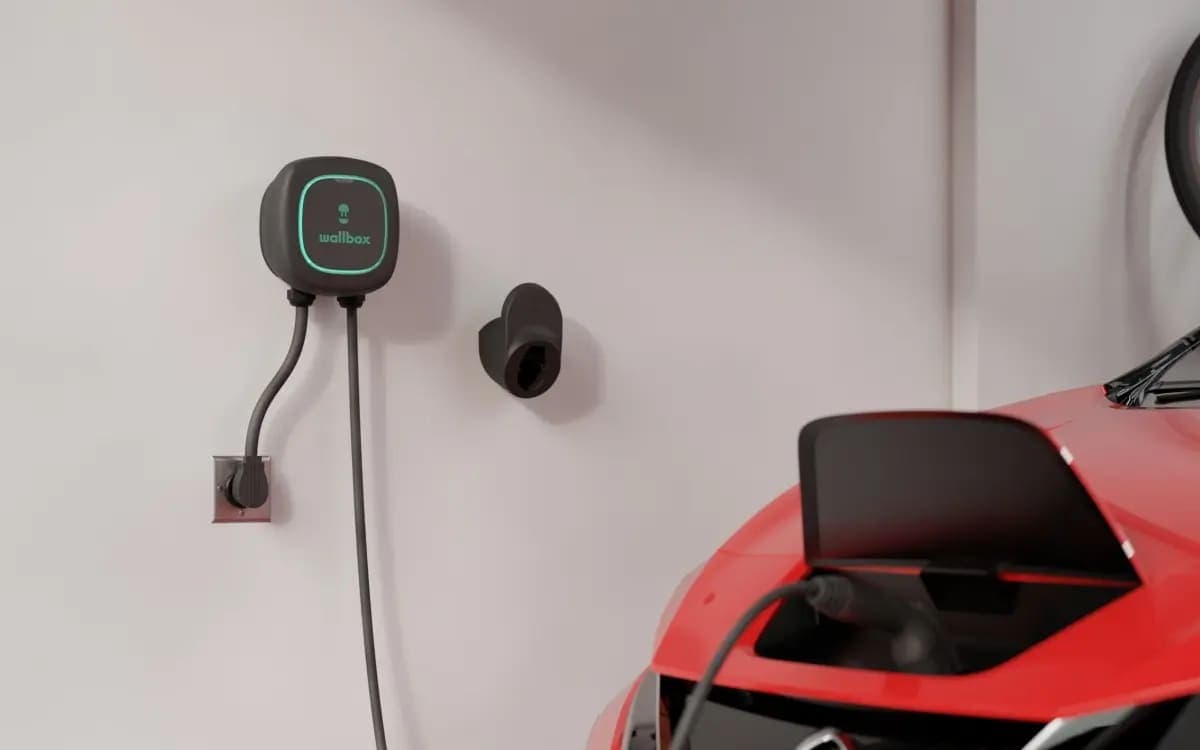Coche eléctrico cargando en un garaje