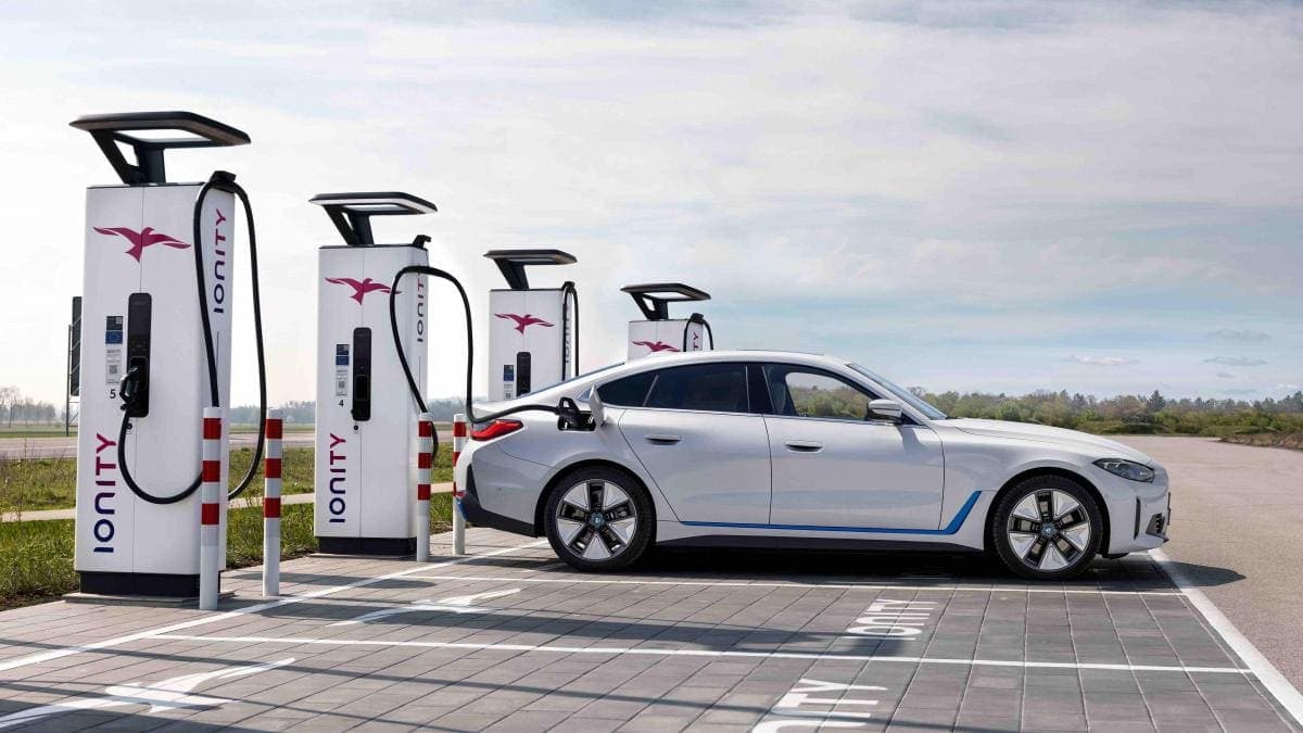 coche eléctrico en un punto de carga