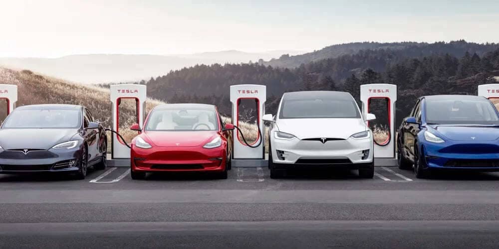 Teslas cargando en un Supercharger