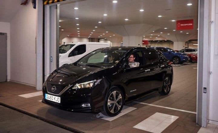 Nissan LEAF saliendo del concesionario