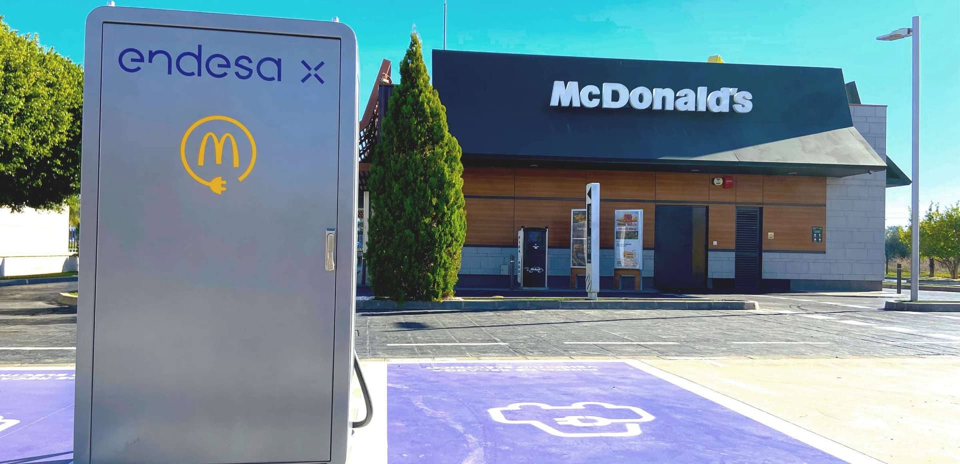 Cargador de Endesa X para vehículo eléctrico en McDonald's