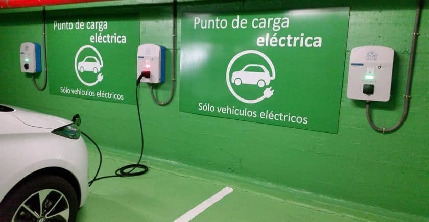 coche electrico cargando en un punto de un parking