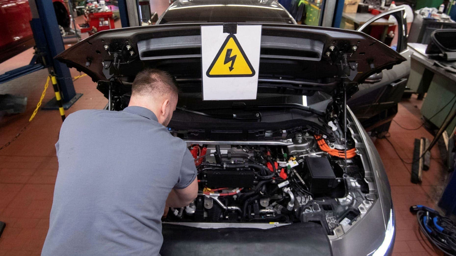 Mecánico revisando un coche eléctrico