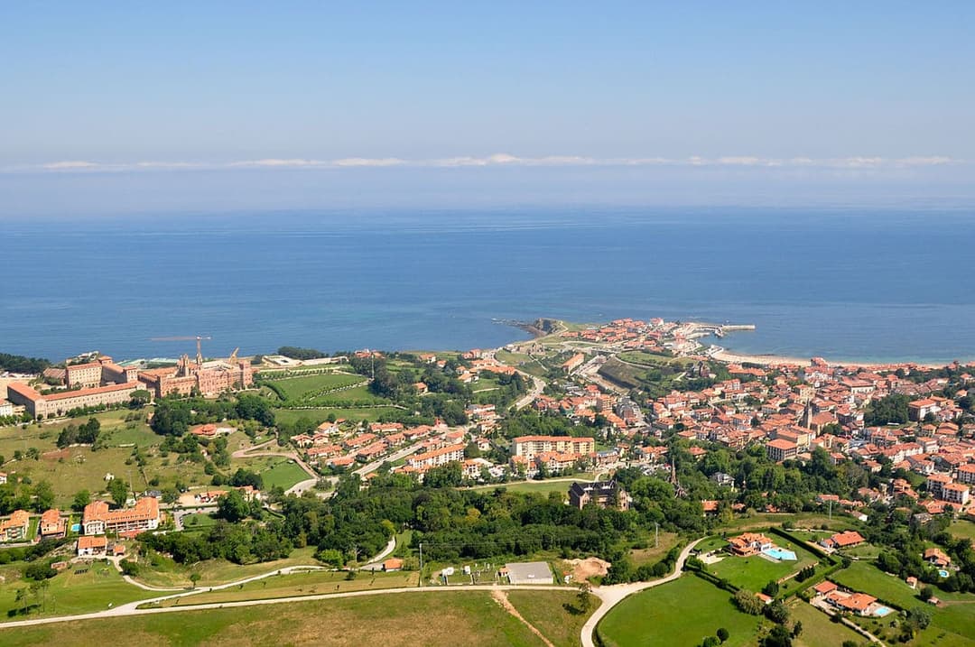 Comillas con el mar al fondo.jpg