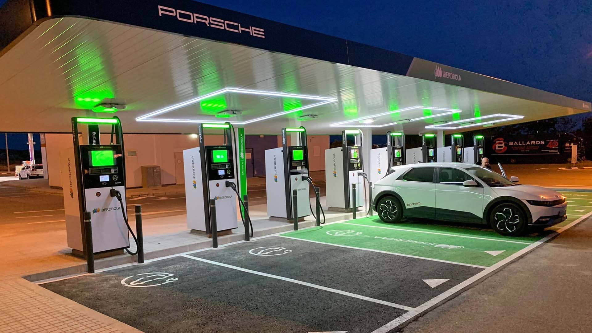 Electrolinera de Porsche cargando coches eléctricos