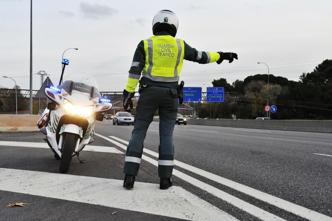 Guardia civil dando el alto