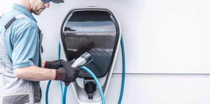 cargador eléctrico en garaje comunitario