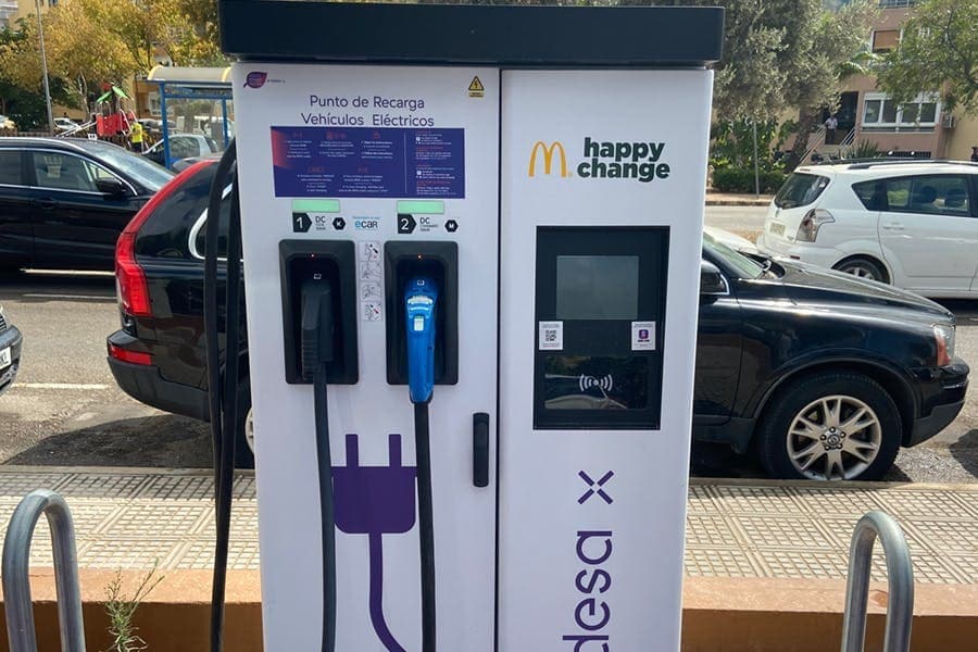 cargador coche eléctrico Endesa y McDonald's