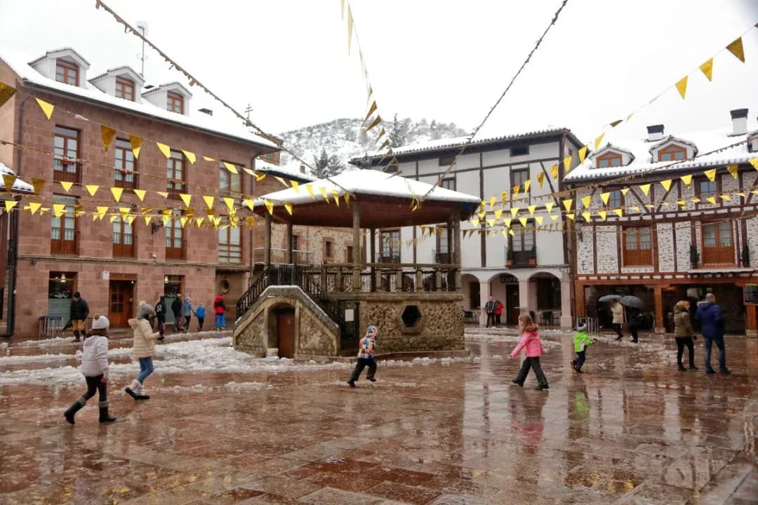 Ezcaray plaza del pueblo con nieve