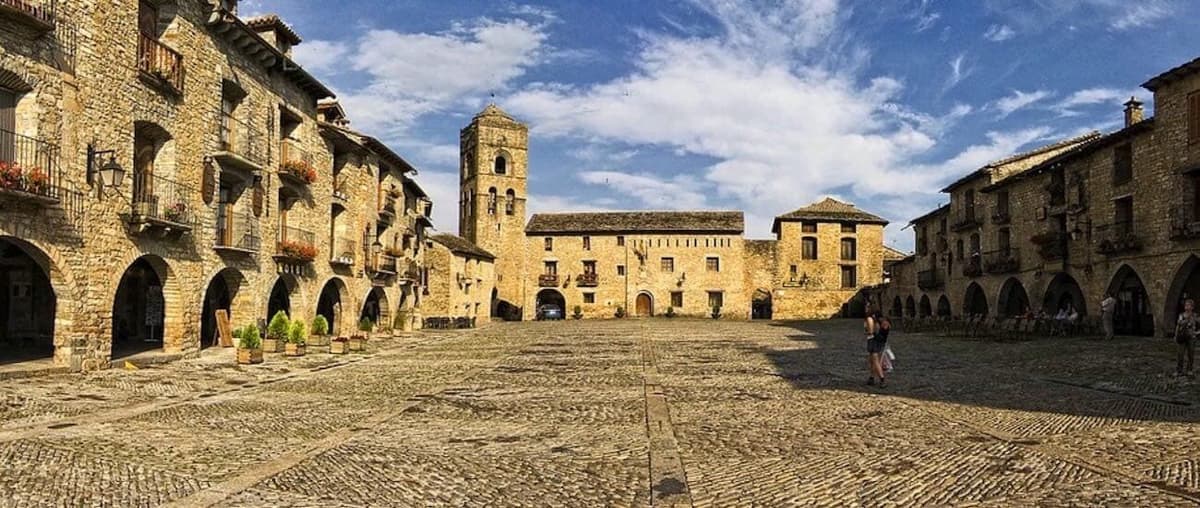 Ainsa plaza del pueblo