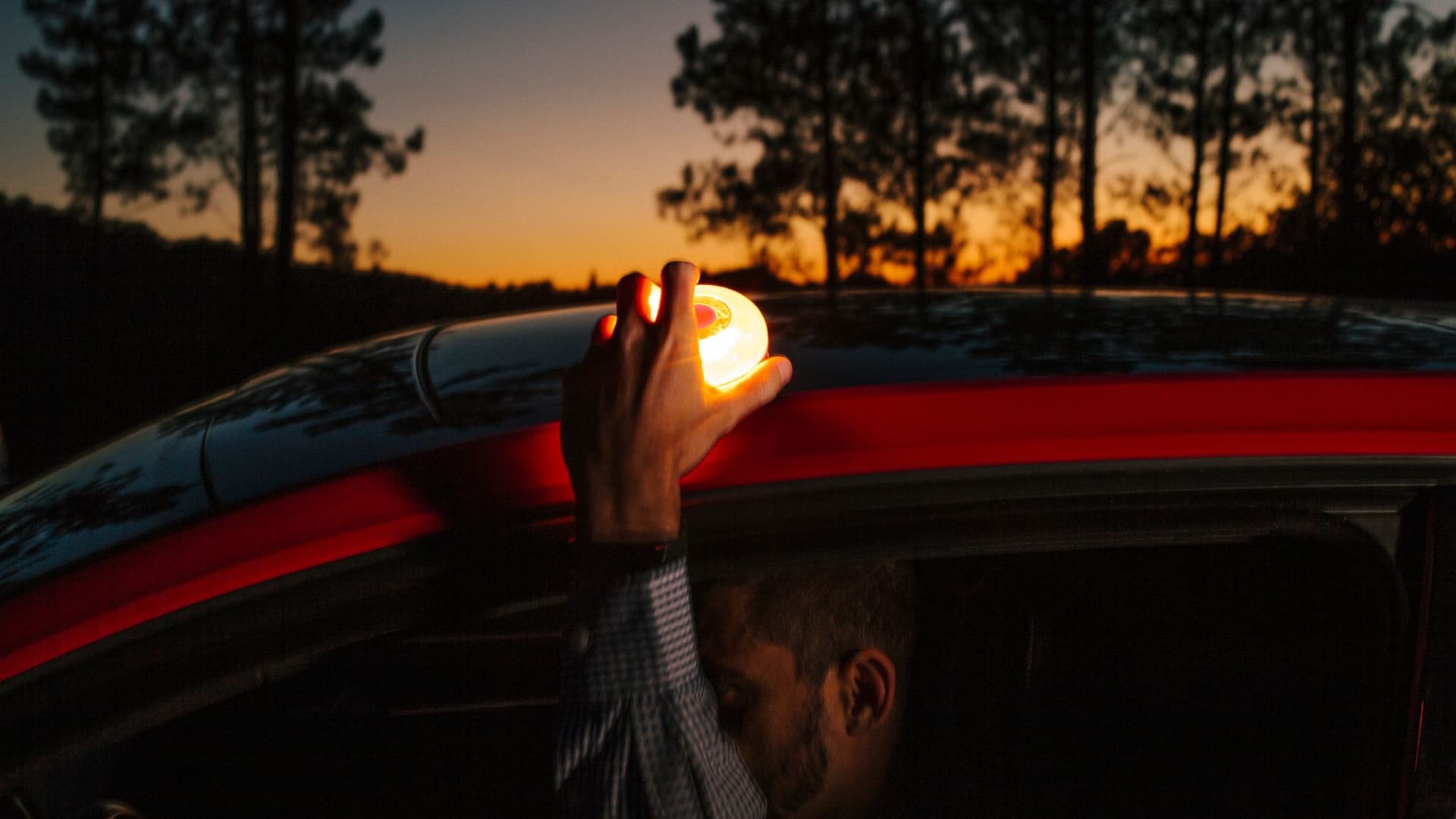 Así se utiliza la luz de emergencia cuando se estropea el coche