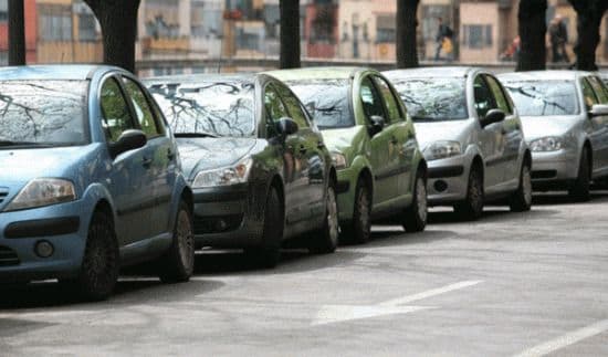 coches aparcados en la calle