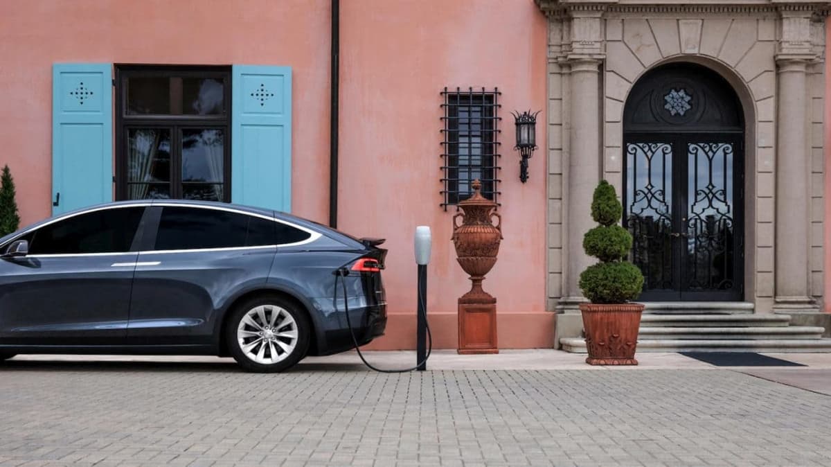 Tesla cargando en un hotel