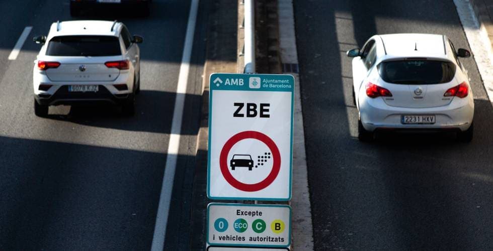 señal zona de bajas emisiones en autovía