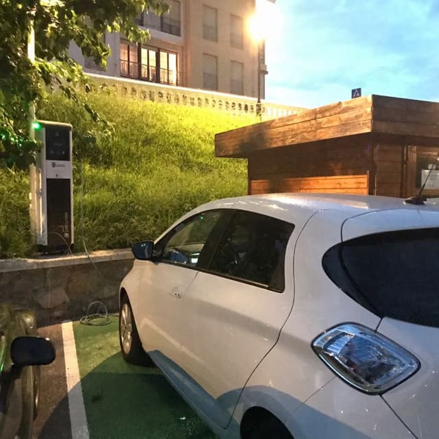 punto de carga en Comillas