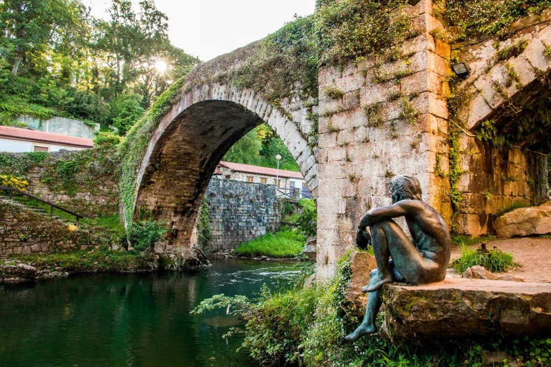Liérganes escultura en el rio