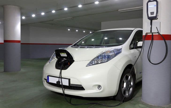nissan leaf cargando en un garaje