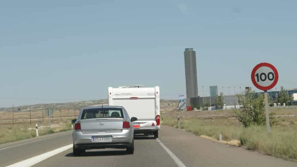 carretera con señal de máximo 100 km/h
