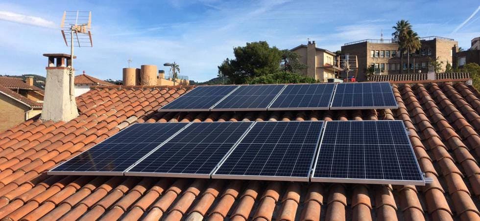 placas solares montadas en un tejado