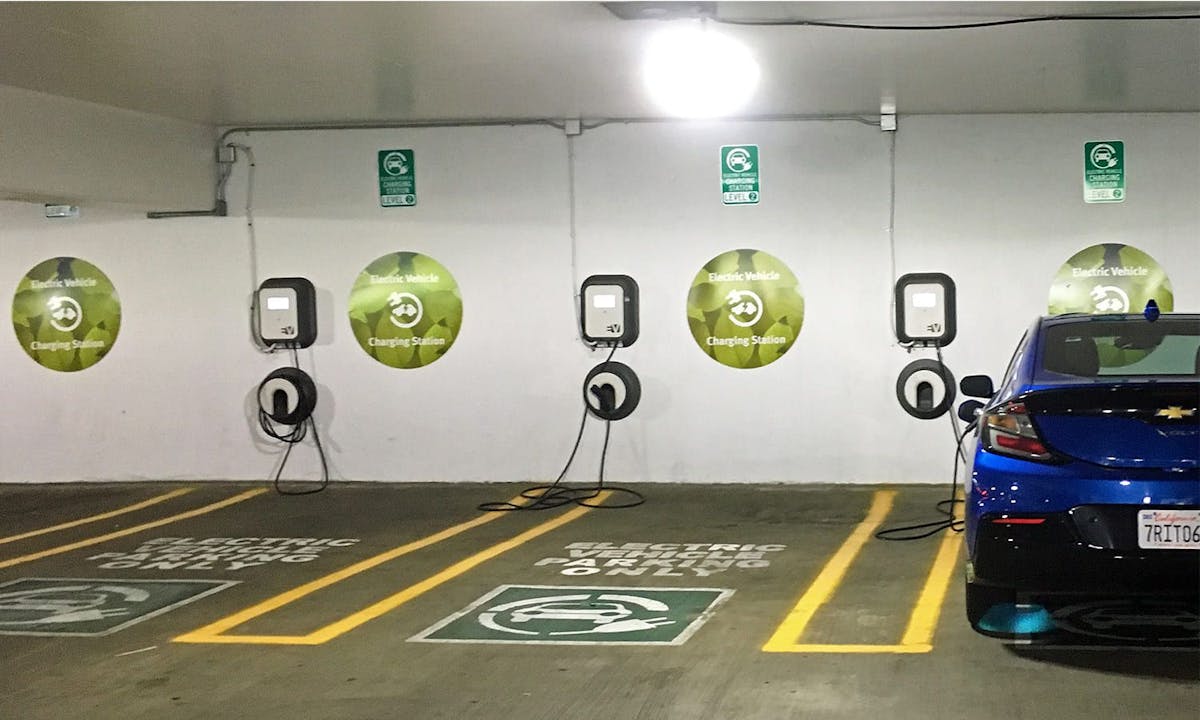 cargadores coche eléctrico en garaje comunitario