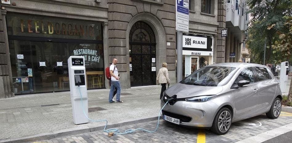 Coche eléctrico aparcado en Barcelona